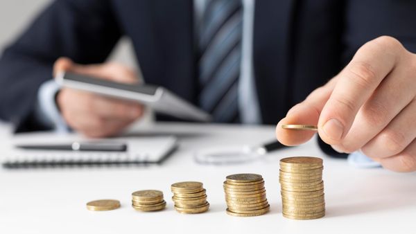 Crescita al palo, famiglie risparmiano di più. Il report di Confindustria