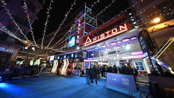 Sanremo, la prima serata tra noia e commemorazioni