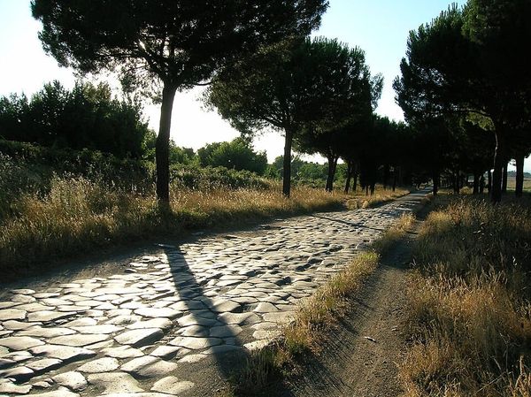 Scoperta straordinaria sulla Via Appia: emerge un monumento romano con scene di gladiatori
