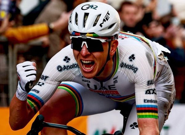 Pogačar trionfa alla Milano-Sanremo: battuto Pidcock dopo una rimonta straordinaria