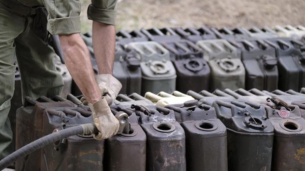 Petrolio sopra i 100 dollari: il G7 valuta le riserve strategiche