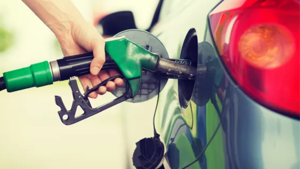 Carburanti, il Mimit alle compagnie: “adeguare subito i prezzi al calo del petrolio”