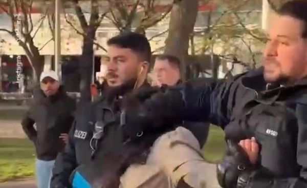 Berlino, polizia copre la bocca a una manifestante pro-Pal: è polemica sui social