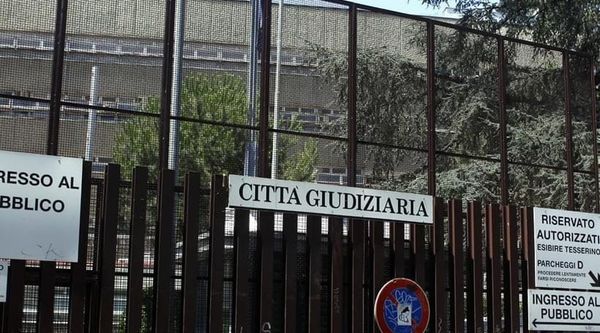 Dossieraggi e spionaggio, perquisita a Roma la "Squadra Fiore": coinvolto l'ex vice capo dell'Aisi
