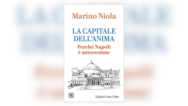 Napoli oltre la realtà: il racconto di un mondo sospeso tra fede, teatro e sopravvivenza