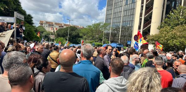 Ama, centinaia di lavoratori in presidio sotto la sede: tensione e richieste di confronto