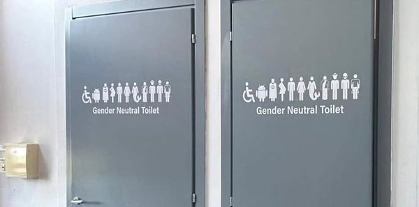 Grosseto, bagni “gender” a scuola: esplode il caso politico