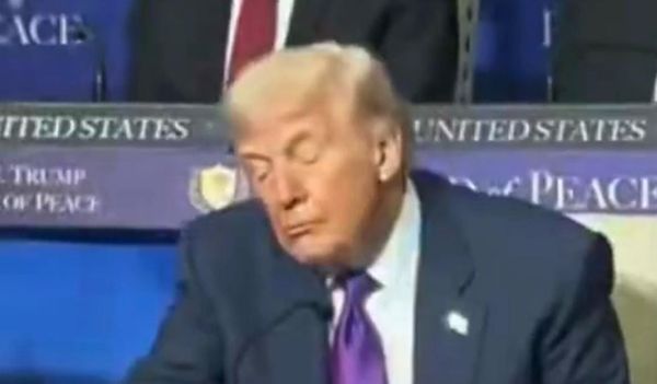 Gaffe alla Casa Bianca: Trump "cede al sonno" nel summit sul Medio Oriente