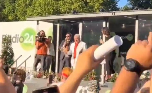 Festival dell'Economia di Trento, a Radio24 si canta “Everybody Viva El Duche”: è polemica social