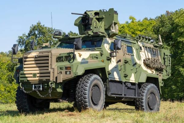 Scandalo forniture militari a Kiev: sigilli a fondi UkrArmoTech per sistemi difettosi