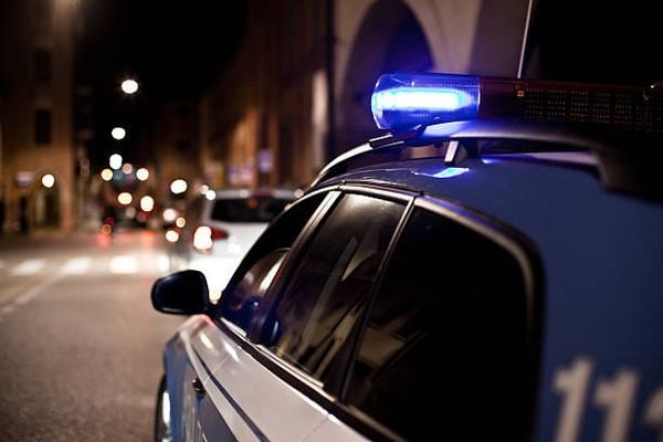 Milano, rapinato e aggredito da una gang in strada: decisivo l’intervento di un agente fuori servizio