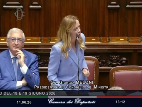“Arrivata qui senza ginocchiere né scorciatoie”: Meloni attacca il M5S alla Camera