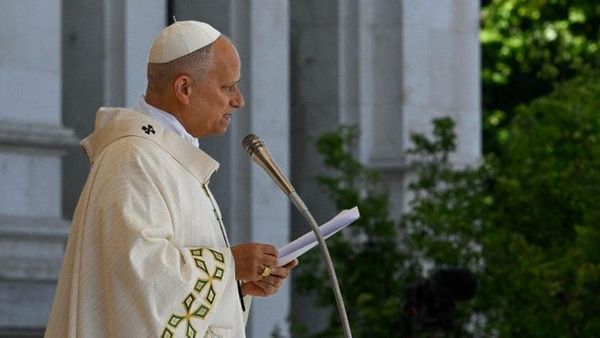 Papa Leone XIV a Madrid: “Nessuno può inginocchiarsi davanti a Dio e disprezzare il fratello”