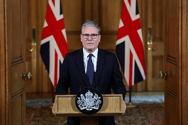 UK, Starmer annuncia divieto totale dei social per i minori