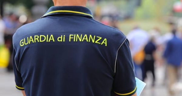Napoli, maxi blitz contro il mercato del falso: sequestrati oltre 385mila articoli di moda e sport