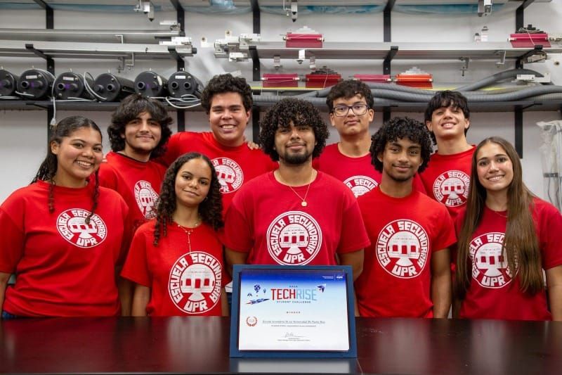 Alumnos de la Escuela Secundaria de la UPR triunfan en concurso de la NASA