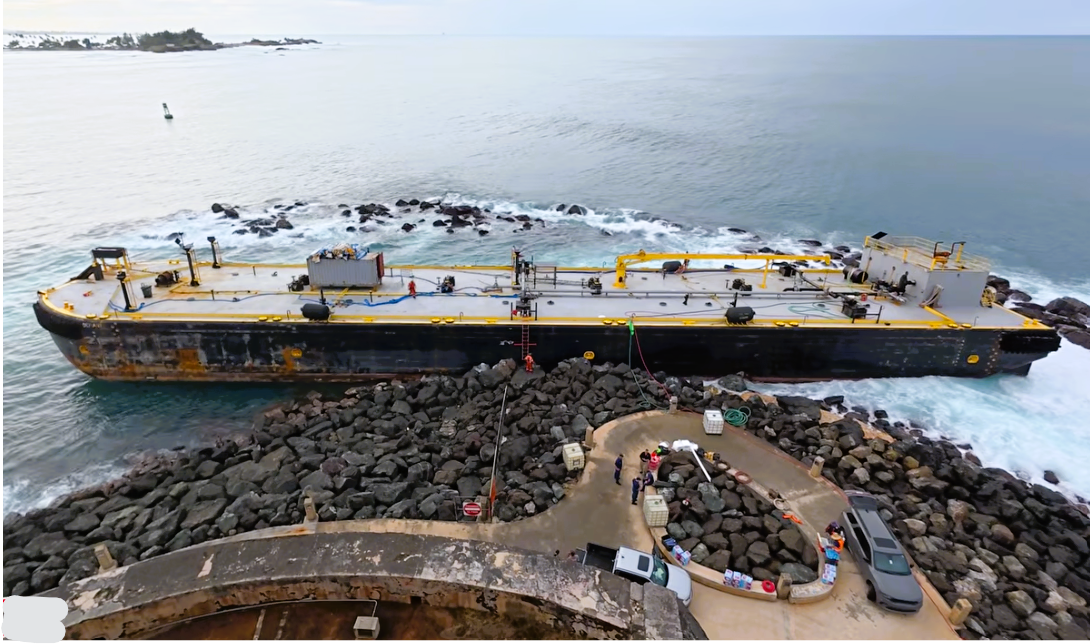 El honesto espejo de la barcaza encallada