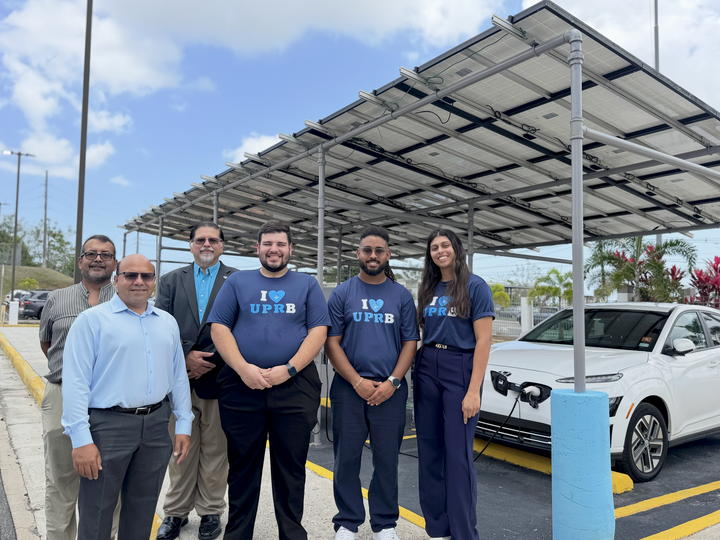 Estudiantes de la UPR Bayamón inauguran primera Estación de Carga Solar para vehículos eléctricos