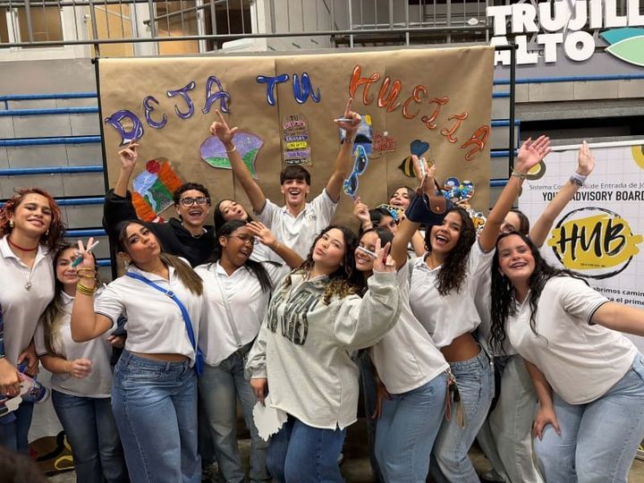 Jóvenes que apoyan a jóvenes para prevenir el sinhogarismo