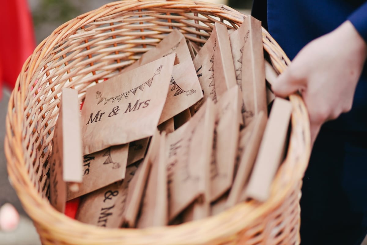 Bedruckte Papiertüten in geflochtenen Korb mit Mr & Mrs Aufdruck