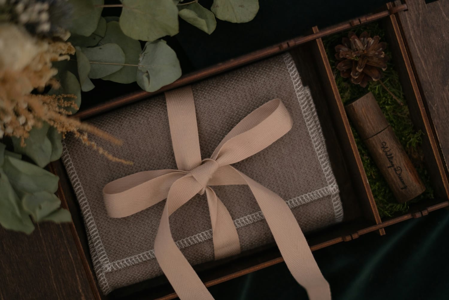 Geschenkbox aus Holz mit Stoffbeutel und Schleife