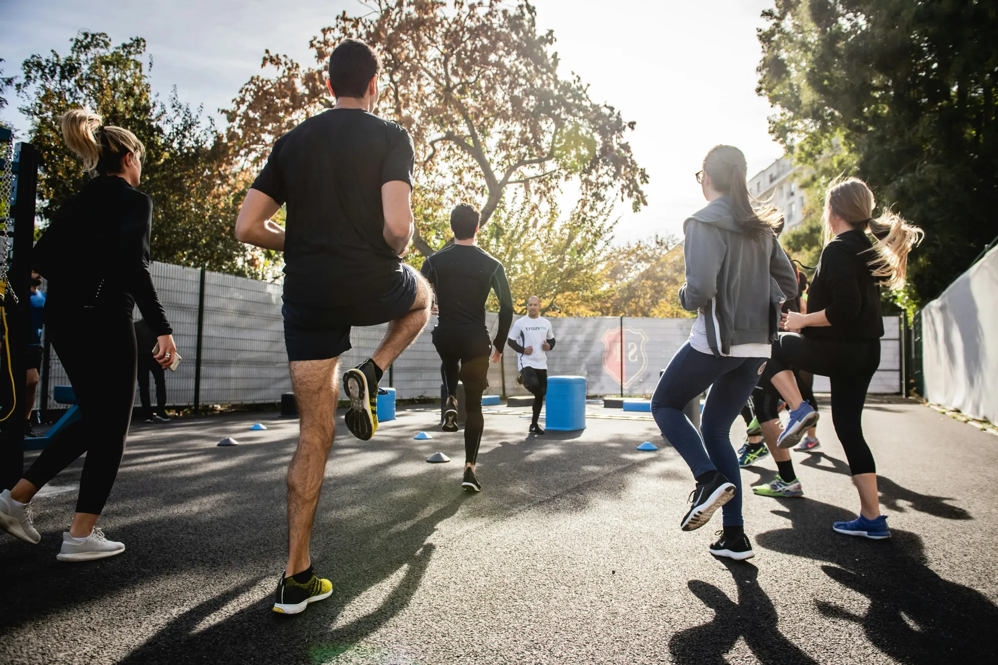 Gruppe von Menschen, die sich für einen Lauf aufwärmt.