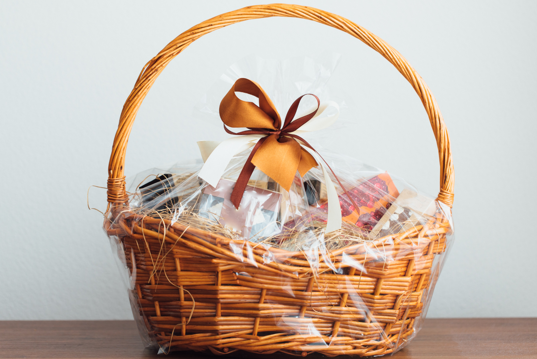 Ein Geschenkkorb schön eingepackt