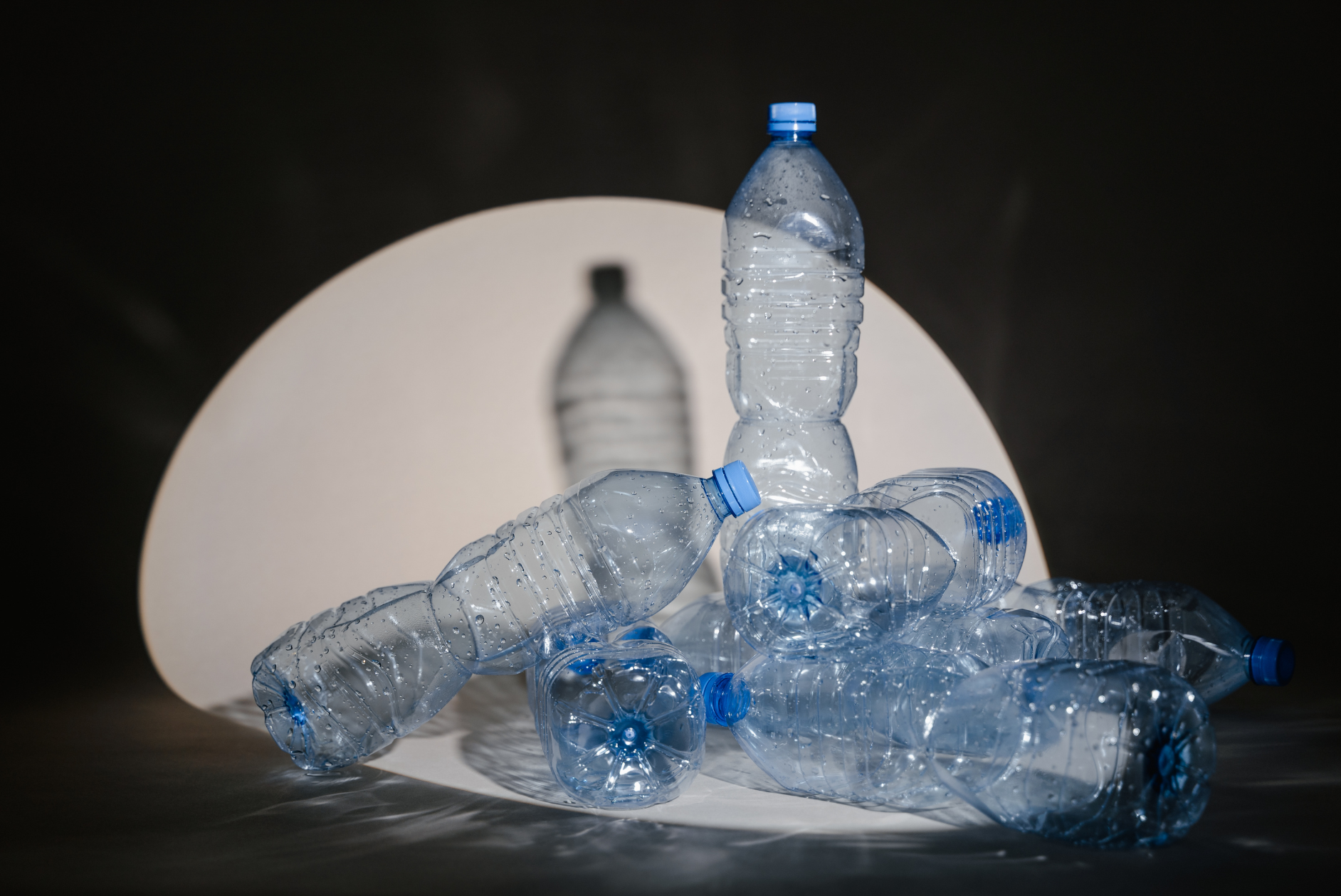 Plastikflaschen in einem Lichtstrahl