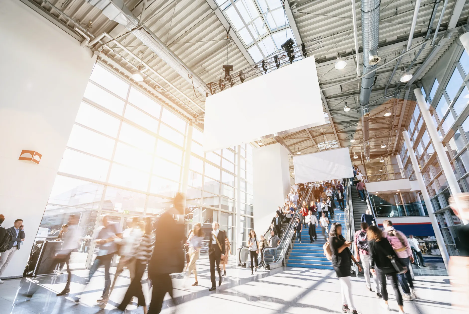 Bewegtes Bild einer Messe auf der sehr viele Leute unterwegs sind