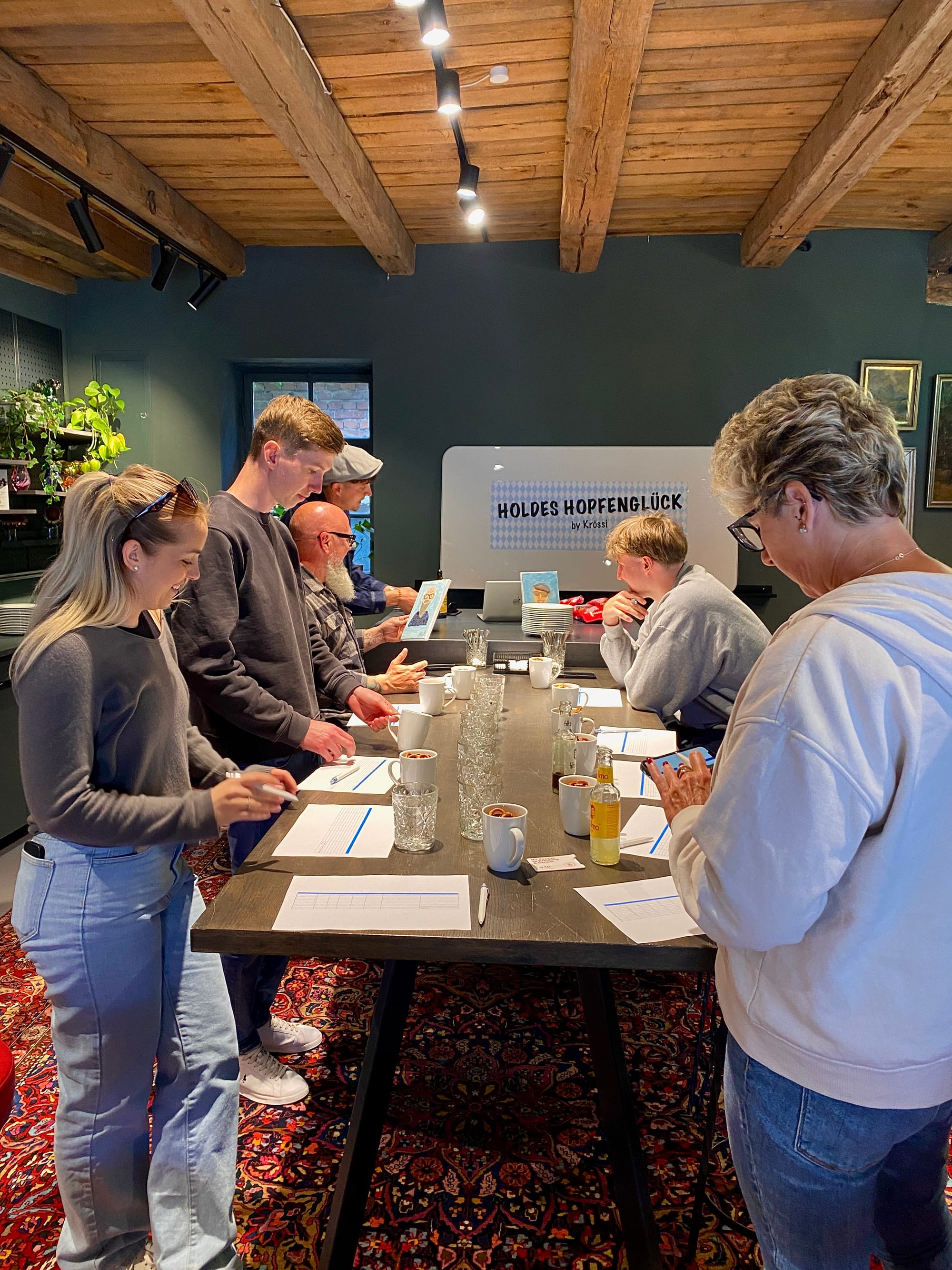 Biertasting Station mit Zetteln und Gläsern und Menschen
