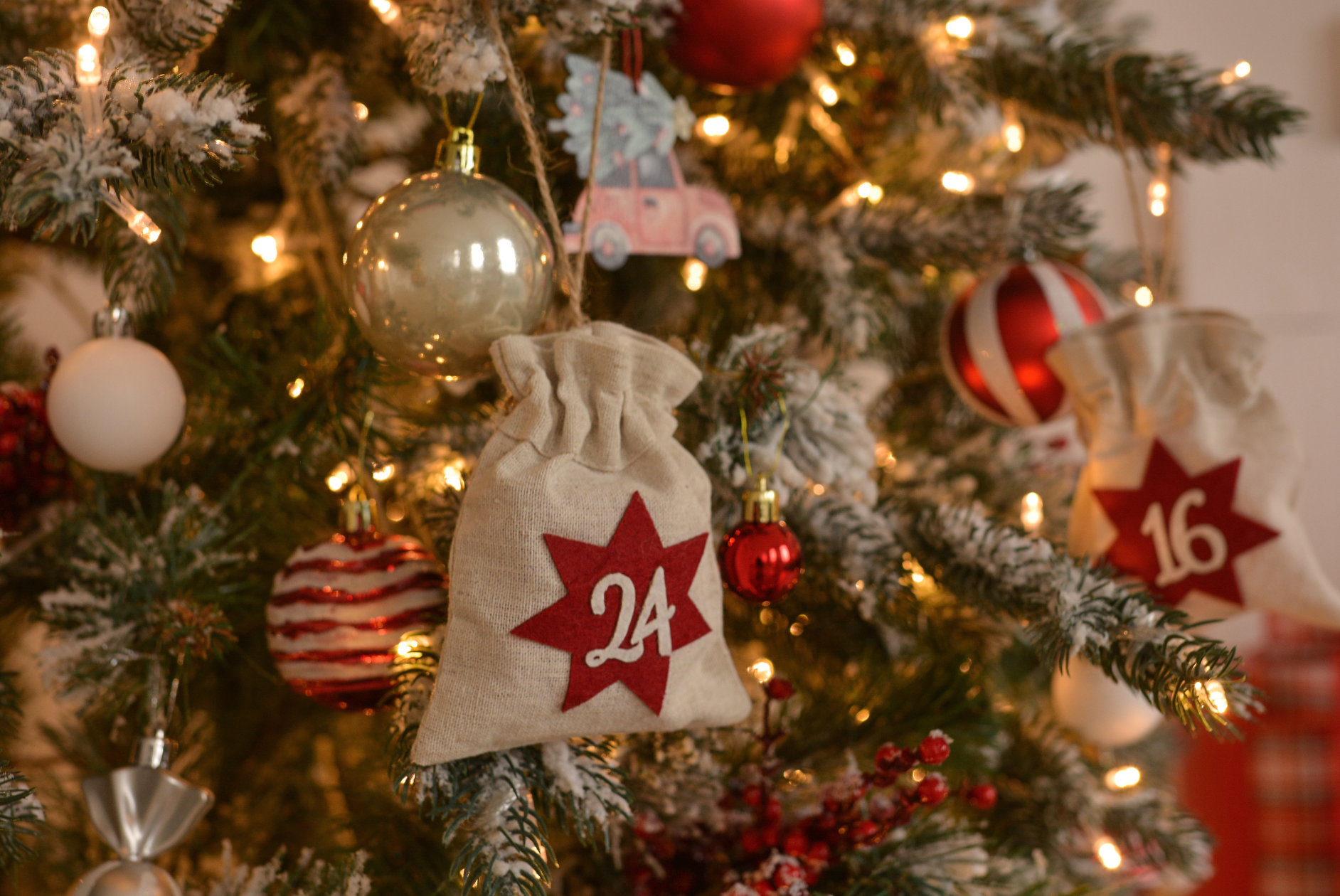 Weihnachtsbaum, an dem ein Säckchen mit der Nummer 24 hängt