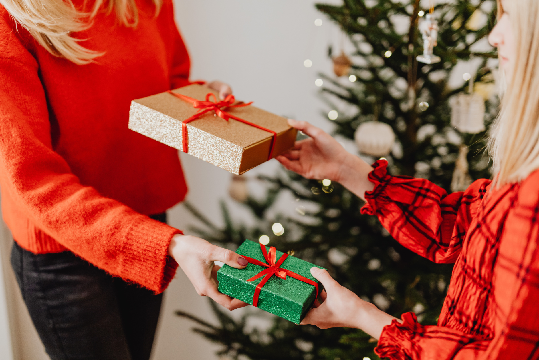 Frauen geben sich Weihnachtsgeschenke