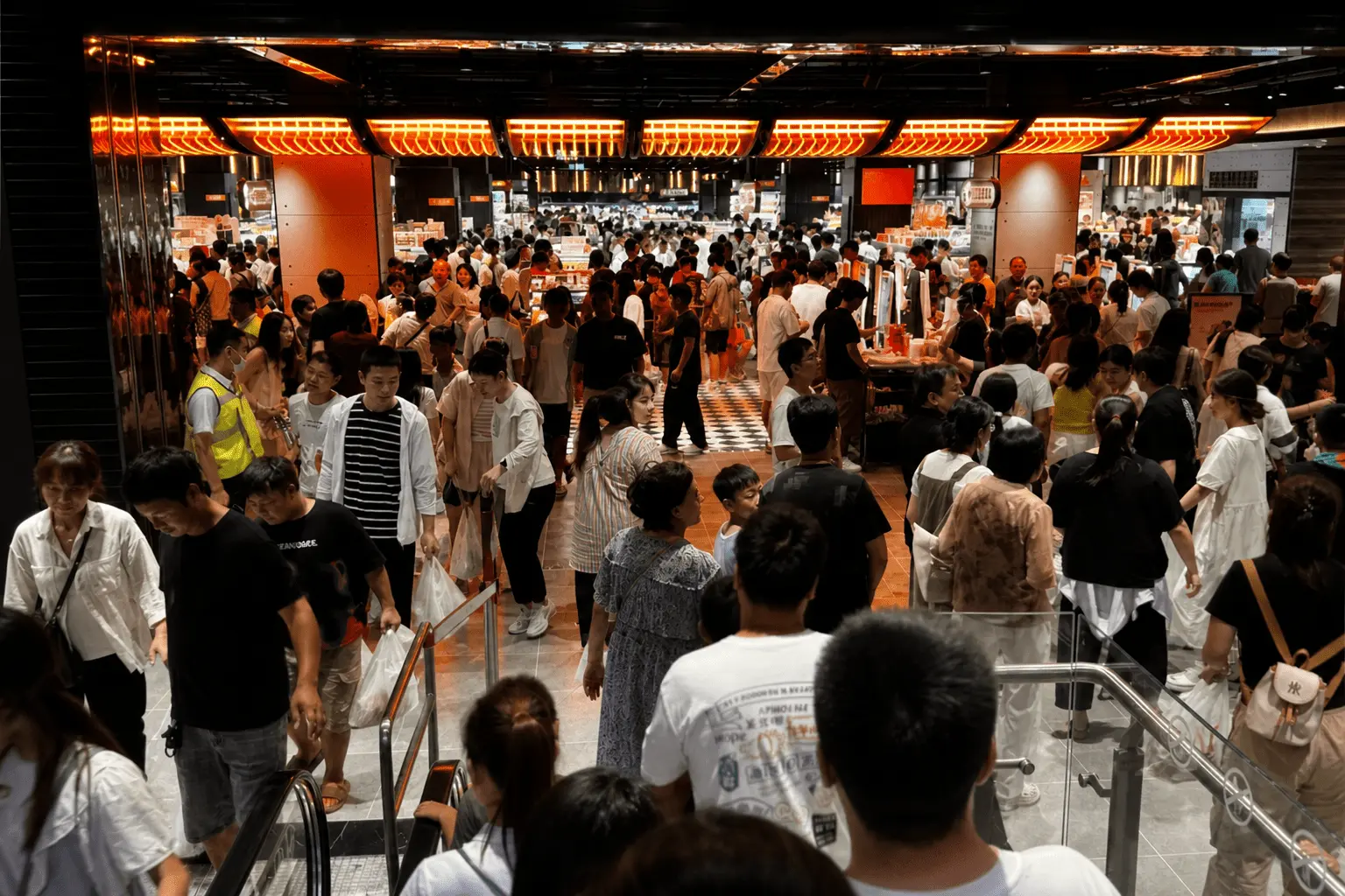 Pangdonglai supermarket busy