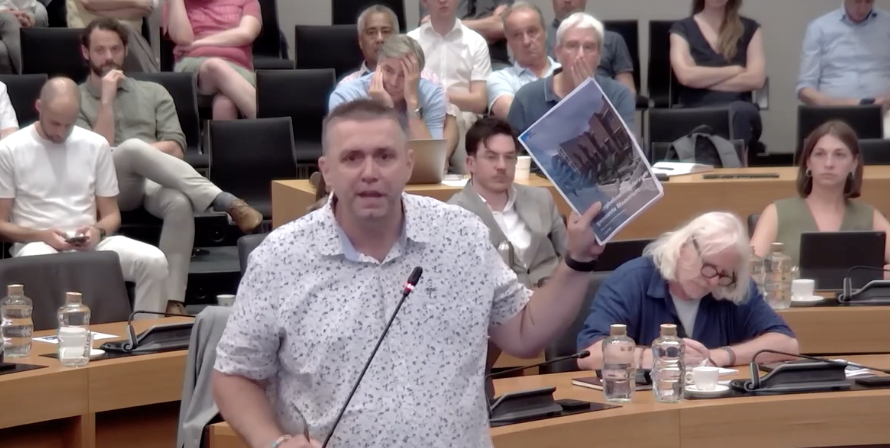 Wie hield cruciaal rapport woonmarkt achter in formatie?