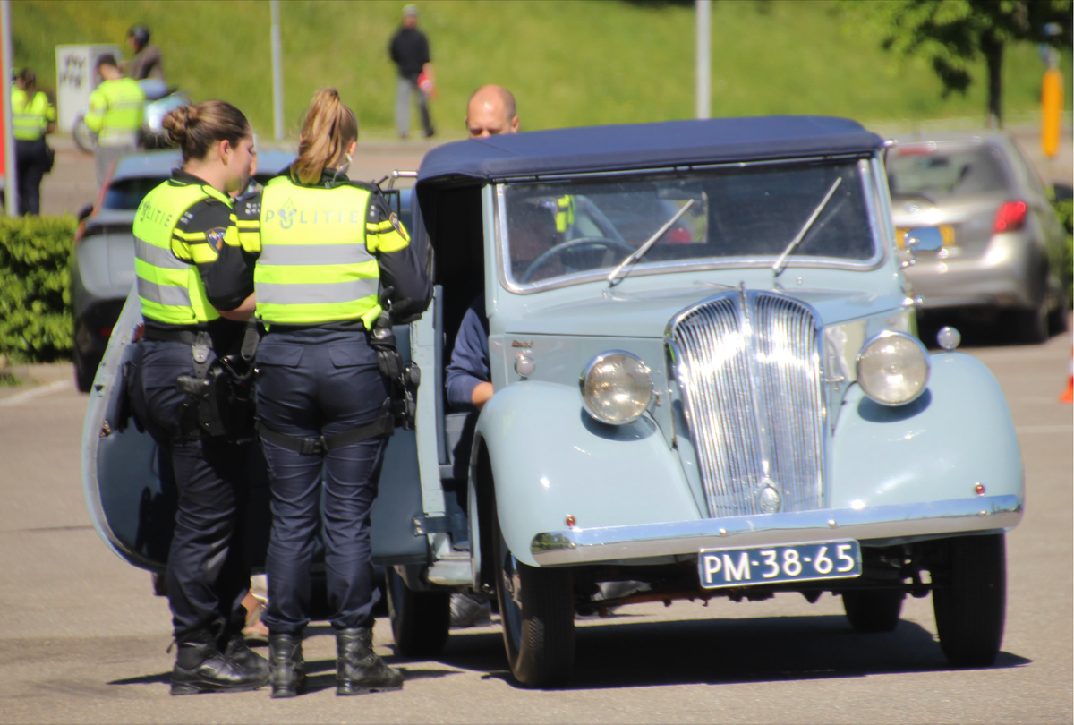 Grote controle studenten politie op alles wat rijdt