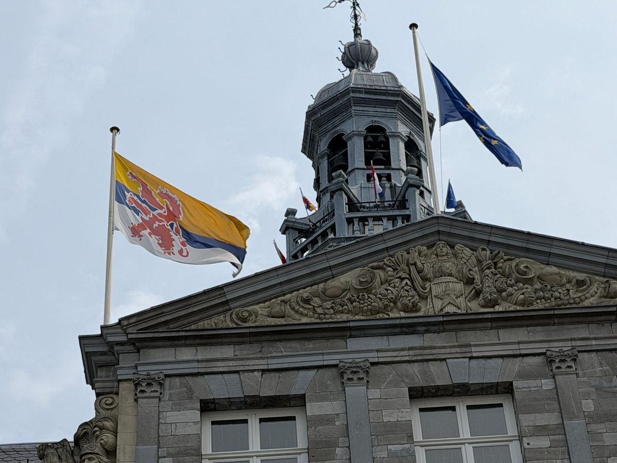 Vlag provincie ondersteboven op stadhuis
