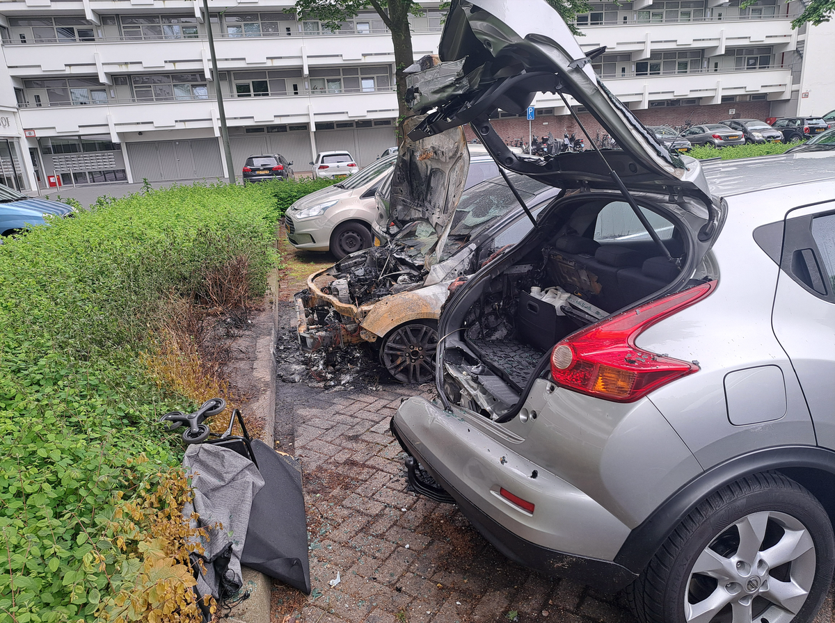 Dader autobranden op heterdaad betrapt, maar kan ontsnappen
