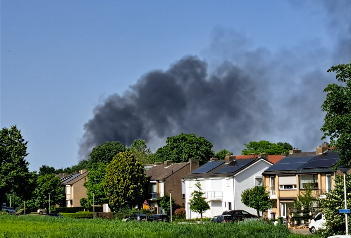 Dikke rookwolken boven Maastricht tijdens brand in Lanaken
