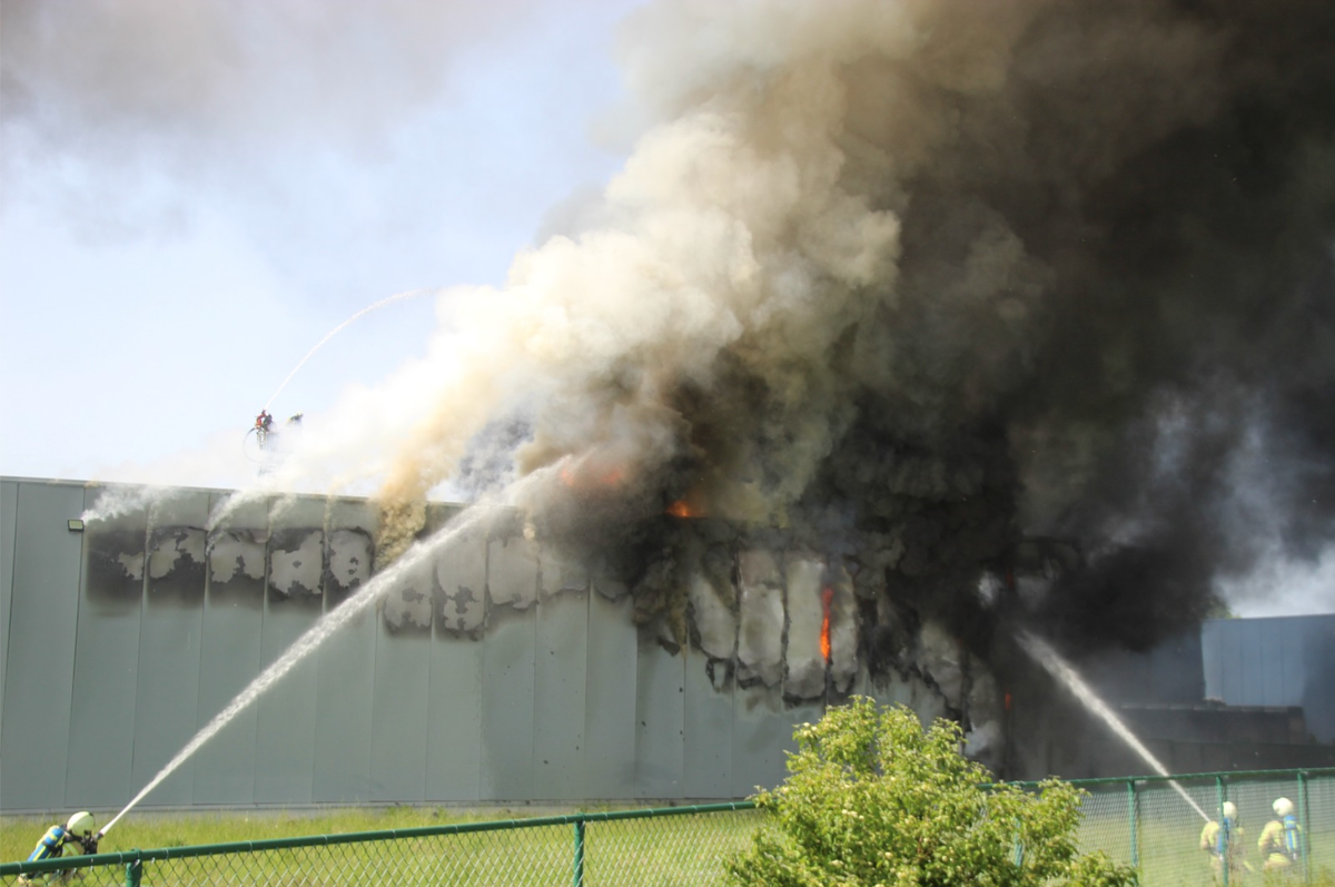 Na grote brand regen van stukjes zonnepanelen