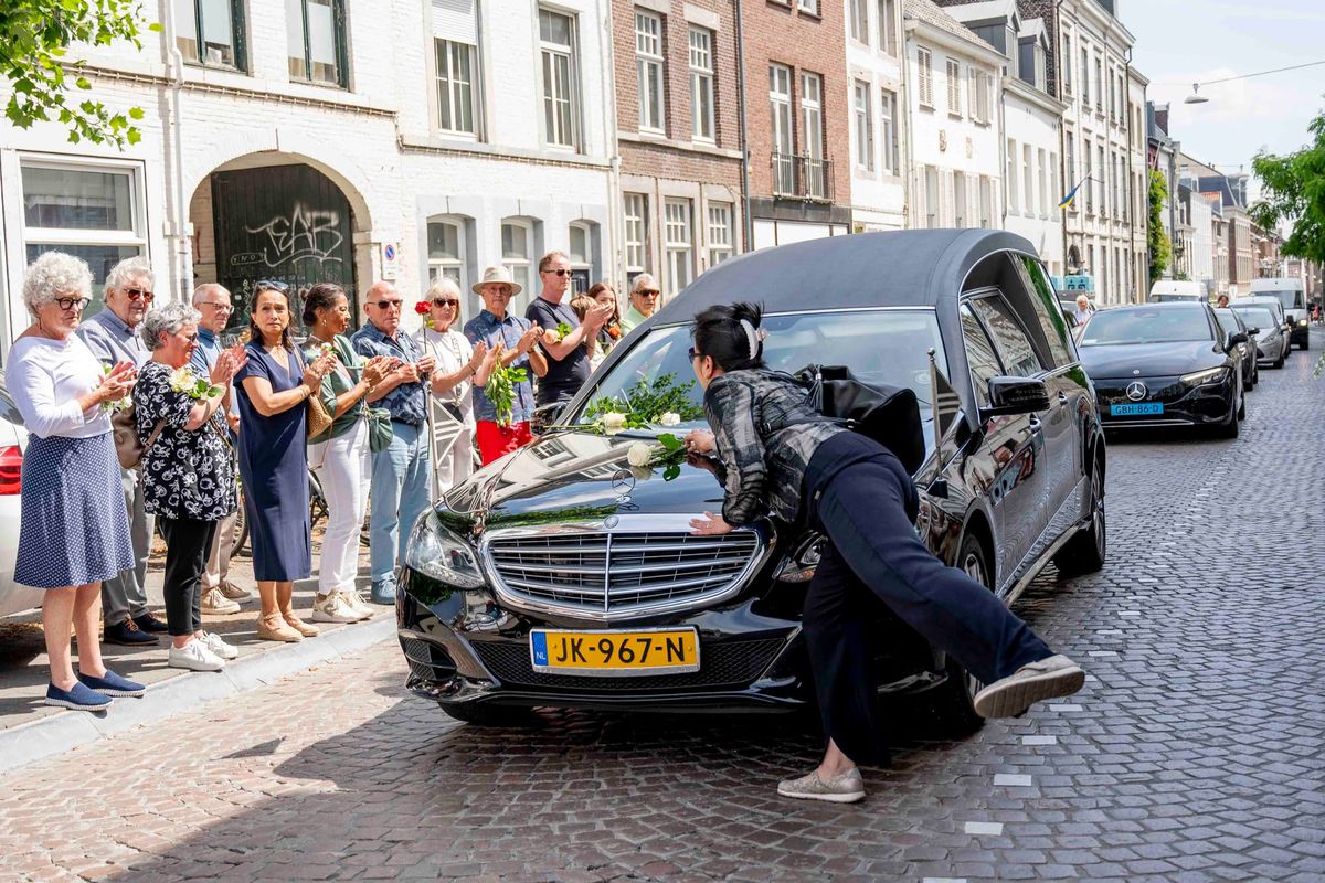 Bloemen en applaus bij afscheid René Bernaards