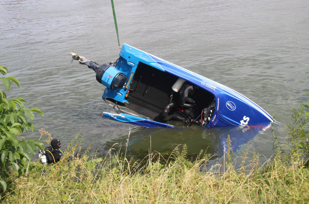 Speedboot zwaar beschadigd uit Maas getakeld