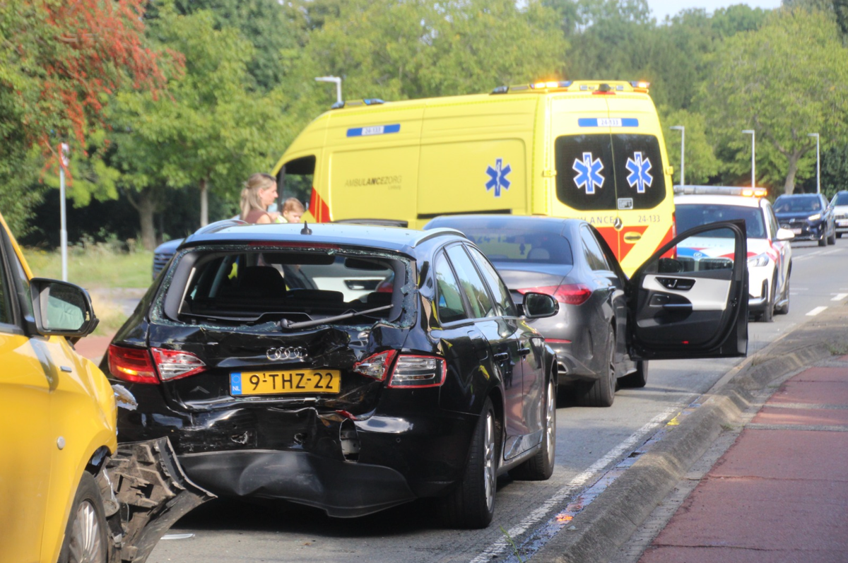 Koerier klapt op stilstaande auto