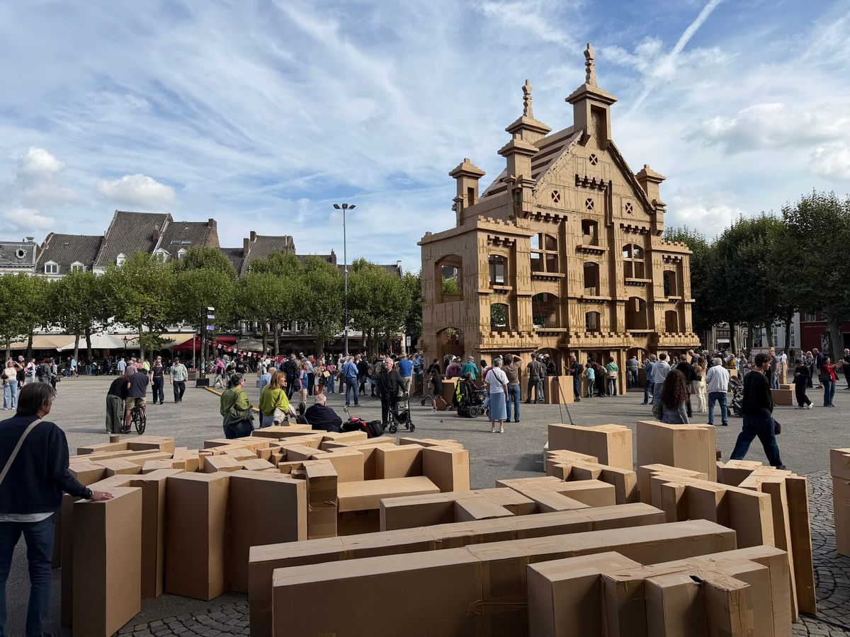 VIDEO: Kartonnen Cité Ouvrière verrijst op Vrijthof: ‘De Groete Bouw’ trekt volop bekijks