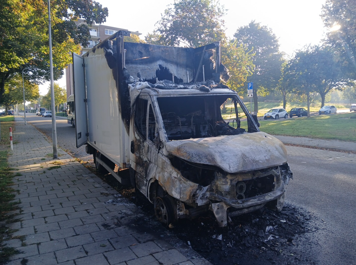 Bakauto met kleren in brand gestoken