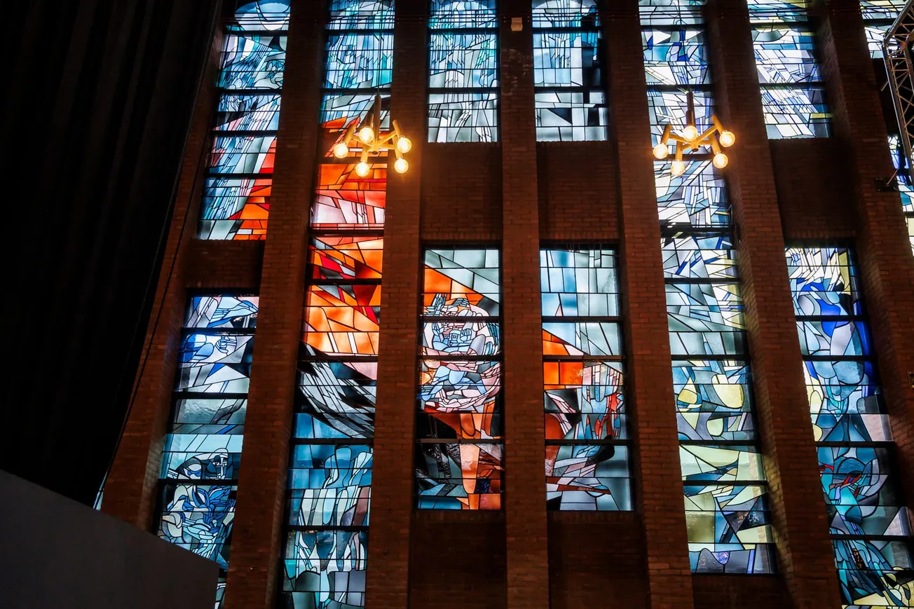 Maastricht met eeuwenoude glas-in-lood traditie eert Albert Troost