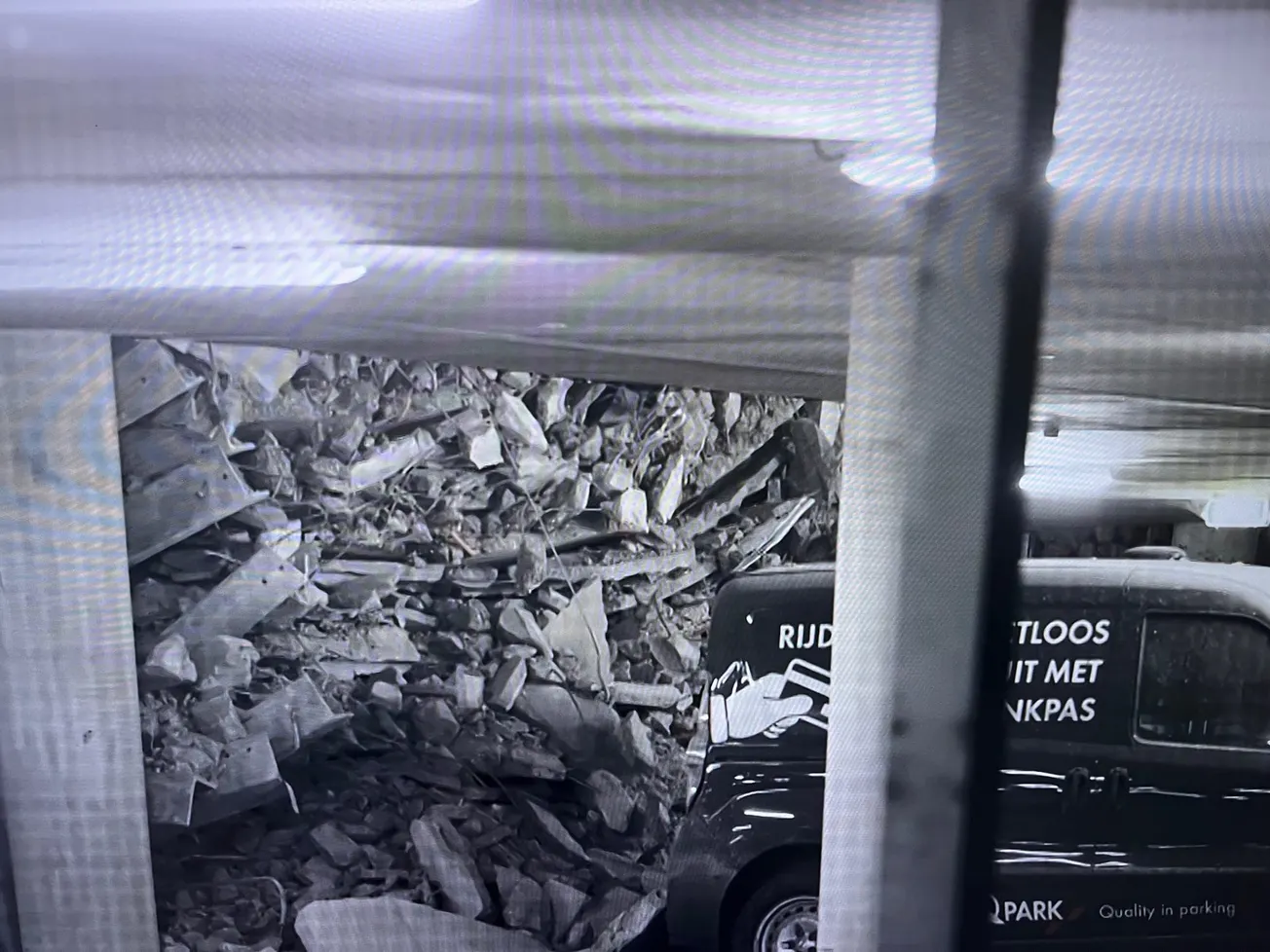 Deel parkeergarage Q-park Nieuwegein stort in