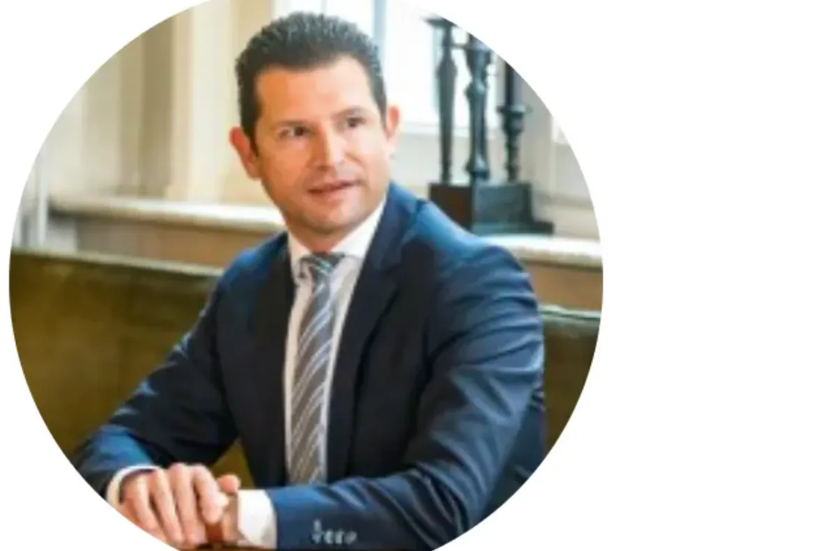 Maastrichtse minister levert Hongaars paspoort in
