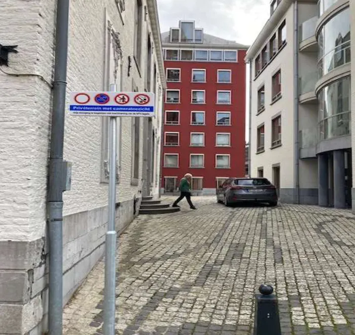 Bewoners luxe appartementen sluiten hun straat illegaal af