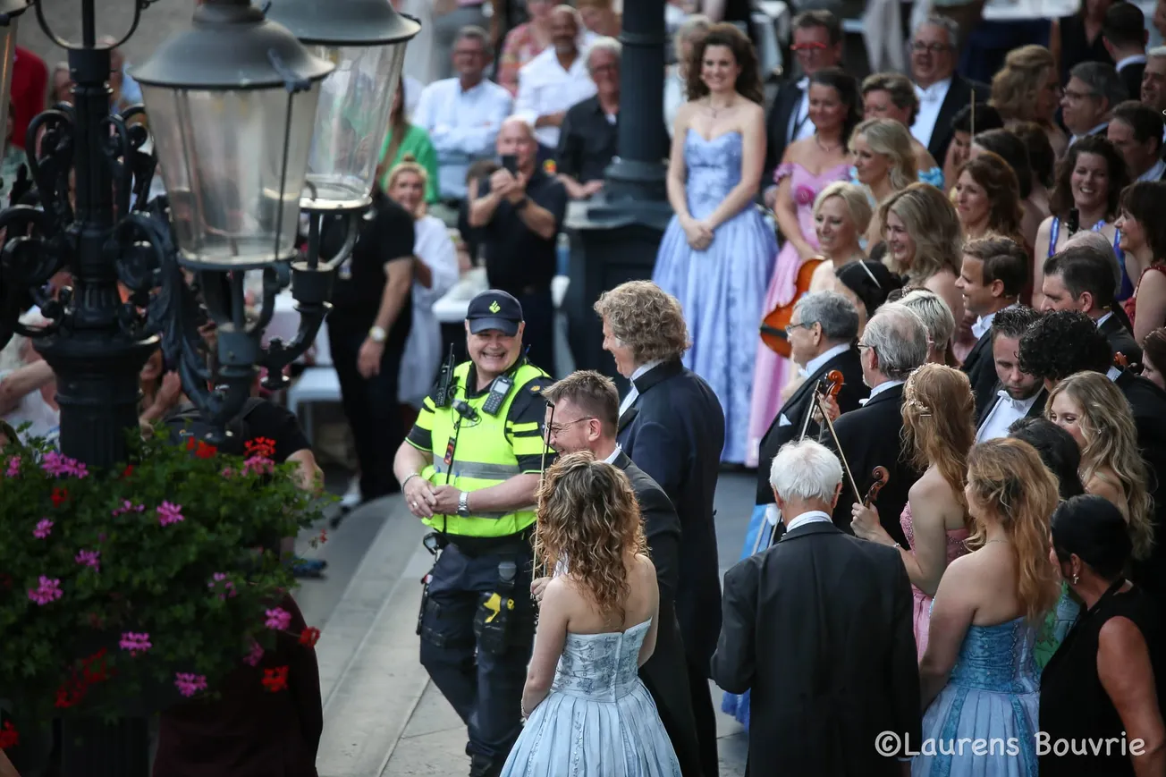 Rieu eert 'Gardeoffizier'  Will Schobbe met serenade