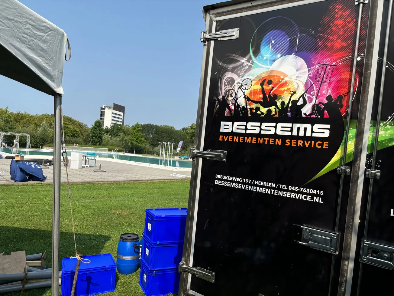 Grote poolparty studenten in Geusseltbad
